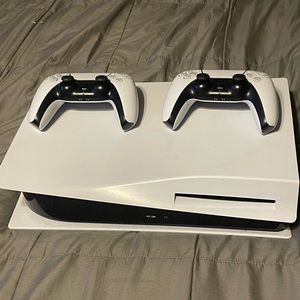 Ps5 works fine nothings wrong with it as you can see comes with 2 remotes